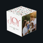 Modern Jodern Red Berry Botanical Christmas 3 Foto Würfel<br><div class="desc">Mit dem Red Berry Botanical 3 Foto Cube von Modern Joy lassen Sie sich ein wenig Weihnachtsfreude auf Ihre Zuhause bringen. Fangen Sie die Schönheit der Saison in atemberaubendem Rot auf dieser einzigartigen Box! Fügen Sie Ihrer Feriendekoration eine winterliche Touch mit einem zarten botanischen Design hinzu, das Ihre Erinnerungen wirklich...</div>