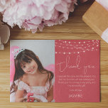 Modern Kids Pink Foto Danke Karte<br><div class="desc">Schicken Sie Ihren Gästen eine besondere Dankkarte, die sie für die Teilnahme an Ihrem Party und die Dankbarkeit für ihre Geschenke bedankt. Mit einem rosafarbenen Hintergrund mit Saitenbeleuchtung, Ihrem Lieblings-Foto aus Ihrem Geburtstag/Weihnachten/Taufe/Babydusche/Party mit spielerischem Text, der "DANK YOU" und "I enjoyed the cake and the gift too but my favorisierte...</div>