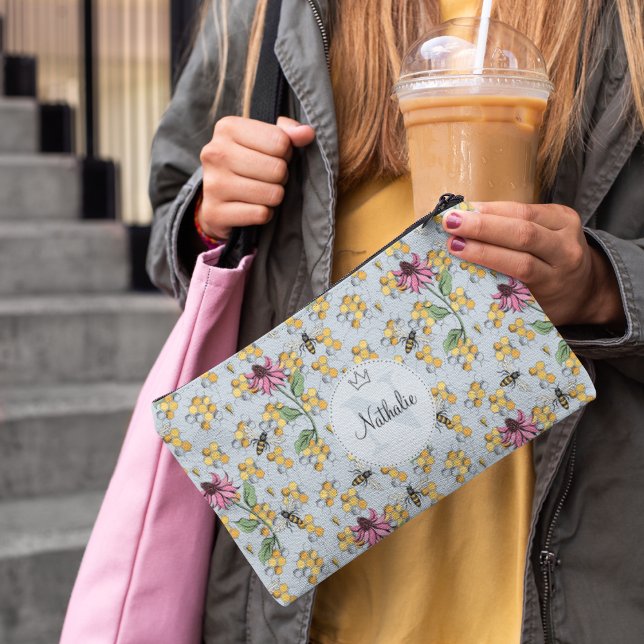 Modern Light Blue Queen Bees & Blume Monogram Zubehörtasche (Elegant Buzzing Royal Queen Bee, Honeycomb & Pink Flowers Pattern with Custom Monogram and Name)