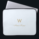 Modern Light Dusty Blue Gold Script Monogram Laptopschutzhülle<br><div class="desc">Modernes,  elegantes Monogramm-Design mit handgeschriebener,  minimalistischer Schrifttyp-Schrift und serifenloser Blocktypografie auf elegantem pastellfarbenen Hintergrund Light Dusty Blue. Das Monogramm und der Name können leicht personalisiert werden.</div>
