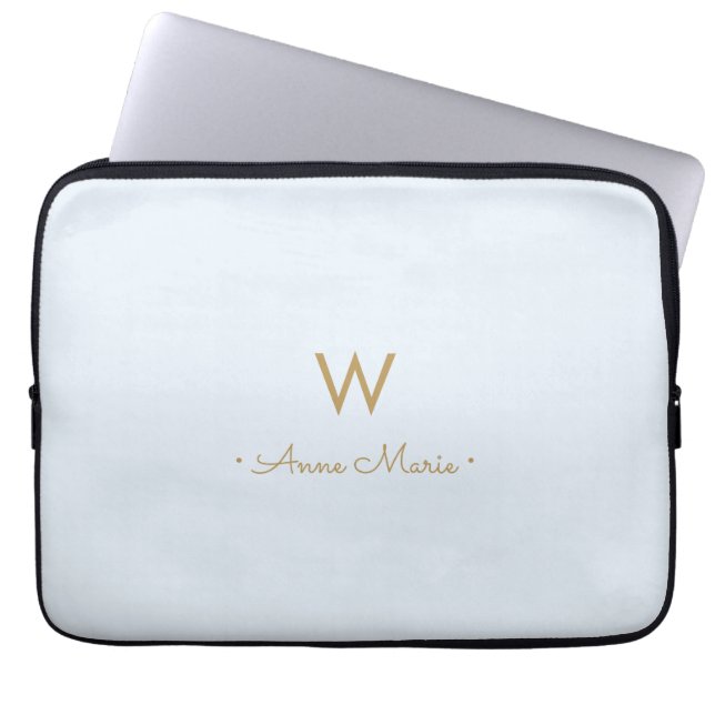 Modern Light Dusty Blue Gold Script Monogram Laptopschutzhülle (Vorderseite)