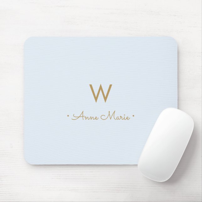 Modern Light Dusty Blue Gold Script Monogram Mousepad (Mit Mouse)