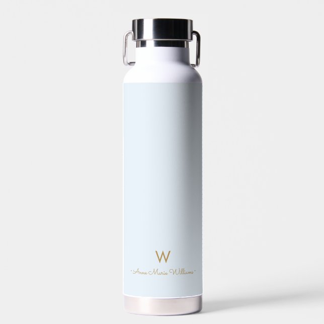 Modern Light Dusty Blue Gold Script Monogram Trinkflasche (Vorne)