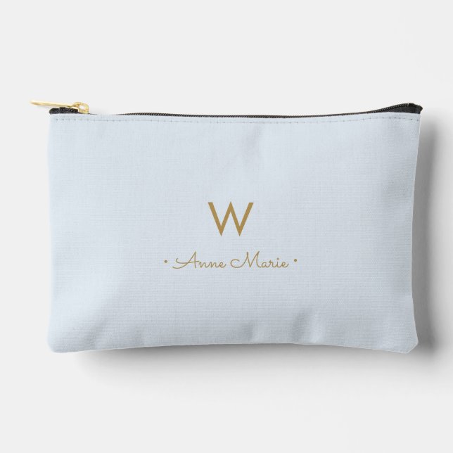 Modern Light Dusty Blue Gold Script Monogram Zubehörtasche (Vorderseite)