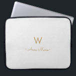 Modern Light Gray Gold Script Monogram Laptopschutzhülle<br><div class="desc">Ein modernes,  elegantes Monogramm-Design mit handgeschriebener,  minimalistischer Schrifttyp und serifenloser Blocktypografie auf elegantem hellgrauen Hintergrund. Das Monogramm und der Name können leicht personalisiert werden.</div>