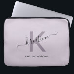 Modern lila Skriptmonogramm-Name Laptopschutzhülle<br><div class="desc">Modern lila Skriptmonogramm-Name Notebook-Ärmel</div>