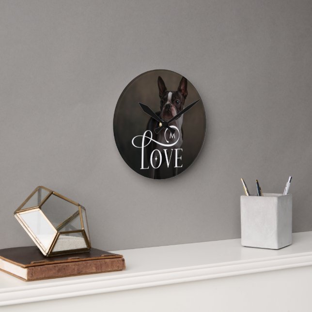 Modern Love Custom Dog Pets Photo Monogram Runde Wanduhr (Büro)