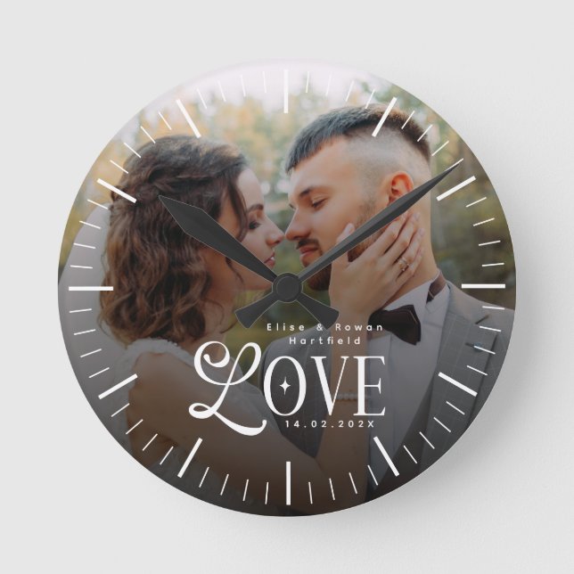 Modern Love Custom Wedding Photo Couples Keepsake Runde Wanduhr (Vorderseite)
