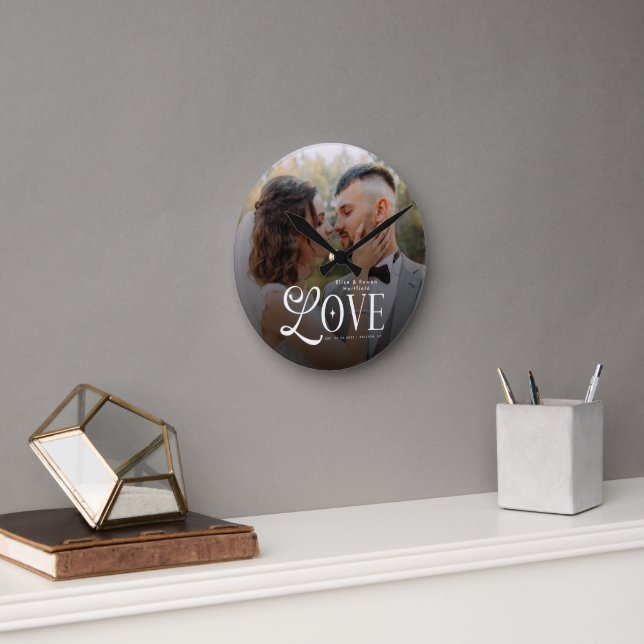 Modern Love Custom Wedding Photo Couples Monogram Runde Wanduhr (Büro)