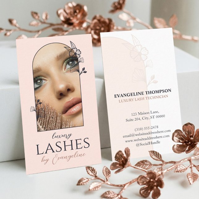 Modern Luxe Lash Specialist Floral Rose Arch Photo Visitenkarte (Modern Luxe Lash Specialist Floral Rose Arch Photo Business Card)