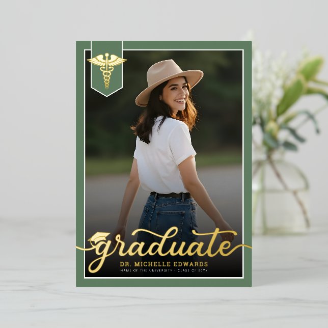 Modern Medical School Graduate Photo Graduation Folieneinladung (Stehend vorne)