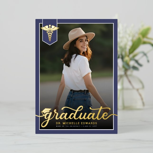 Modern Medical School Graduate Photo Graduation Folieneinladung (Stehend vorne)