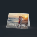 Modern Mele Kalikimaka Beach Foto Weihnachten<br><div class="desc">Mit dieser modernen,  gefalteten Weihnachtskarte,  die ein schlichtes Design mit dem hawaiianischen Gruß "Mele Kalikimaka" in einem eleganten,  feinen,  weißen Drehbuch,  mit Ihren Namen und dem Jahr über Ihrem Lieblings-Foto. Fügen Sie Ihre persönliche Nachricht hinzu oder löschen Sie den Text,  wenn Sie gewollt,  um Ihre Nachricht zu senden schreiben.</div>