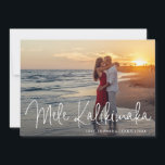 Modern Mele Kalikimaka Beach Foto Weihnachten<br><div class="desc">Mit dieser modernen,  flachen Weihnachtskarte,  die ein einfaches Design mit dem hawaiianischen Gruß "Mele Kalikimaka" in einem eleganten,  feinen,  weißen Drehbuch,  mit Ihren Namen und Jahr über Ihrem Lieblings-Foto. Die Rückseite weist ein abstraktes,  goldweißes Muster auf.</div>