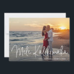 Modern Mele Kalikimaka Beach Foto Weihnachten<br><div class="desc">Mit dieser modernen,  flachen Weihnachtskarte,  die ein einfaches Design mit dem hawaiianischen Gruß "Mele Kalikimaka" in einem eleganten,  feinen,  weißen Drehbuch,  mit Ihren Namen und Jahr über Ihrem Lieblings-Foto. Die Rückseite weist ein abstraktes,  goldweißes Muster auf.</div>