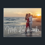 Modern Mele Kalikimaka Beach Foto Weihnachten<br><div class="desc">Mit dieser modernen Weihnachtspostkarte,  die ein schlichtes Design mit dem hawaiianischen Gruß "Mele Kalikimaka" in einem eleganten,  feinen,  weißen Drehbuch,  Ihren Namen und das Jahr über Ihrem Lieblings-Foto. Die Rückseite hat Ihre persönliche Nachricht und Ihre Rücksendeadresse für einfaches Mailen.</div>