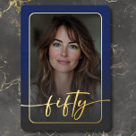 Modern Minimal Blue Foto Fiftieth Birthday Folieneinladung<br><div class="desc">Feiern Sie mit dieser einfachen, modernen 50. Geburtstagsfeier in ruhigem, elegantem Stil - entworfen mit einem Stil, der sich um Sie dreht. Das Foto wird in einem abgerundeten Rechteck unter einem leicht dunklen Overlay und in einer echten Folie geklebt. Ein echtes, modernes Drehbuch "fünfzig" dehnt sich über die Vorderseite aus...</div>