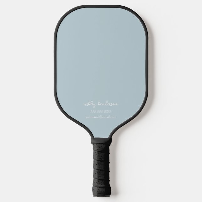 Modern Minimal Light Blue Monogram Name + Kontakt Pickleball Schläger (Vorderseite)