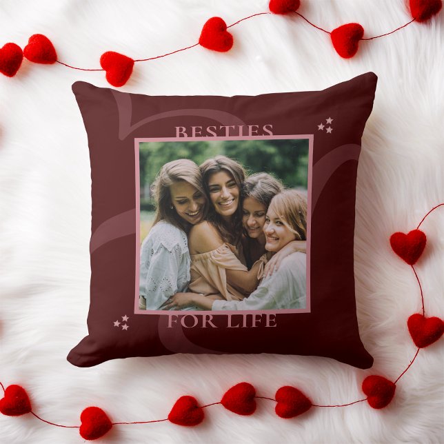 Modern Minimal Maroon Chic Typography Galentine's Kissen (Von Creator hochgeladen)