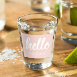 Modern minimale Pastel Pink Hallo und Sie nennen Schnapsglas<br><div class="desc">Modern minimale Pastel Pink Hallo und Sie nennen</div>