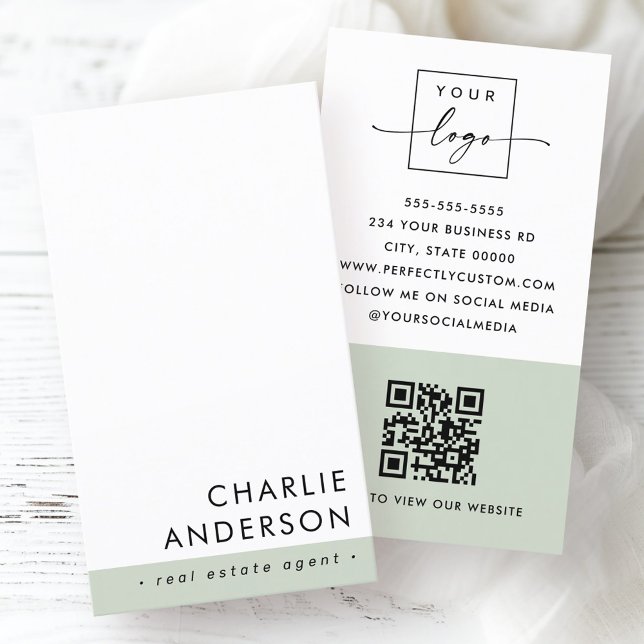 Modern minimaler QR-Code: grün, weiß Visitenkarte (Modern minimal QR code sage green white vertical Business Card)