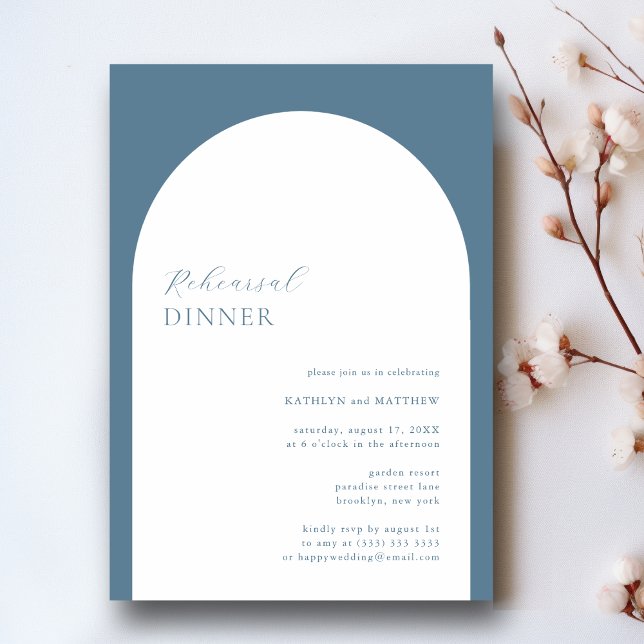 Modern Minimalist Arch Dusty Blue Rehearsal Dinner Einladung (Von Creator hochgeladen)