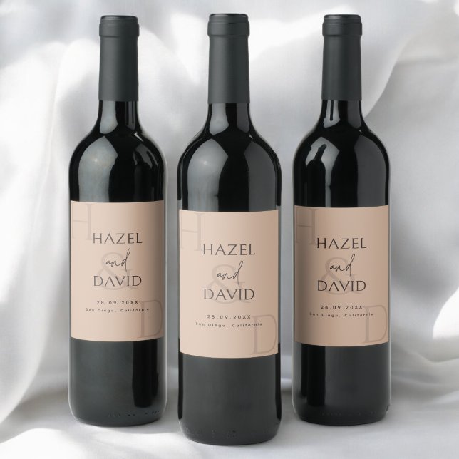 Modern Minimalist Brown Monogram Wedding Weinetikett (Modern minimalist brown monogram wine label adds a warm, personalized touch to wedding tables.)
