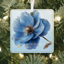 Modern Minimalist Gold and Blue Poppy Ornament Aus Metall