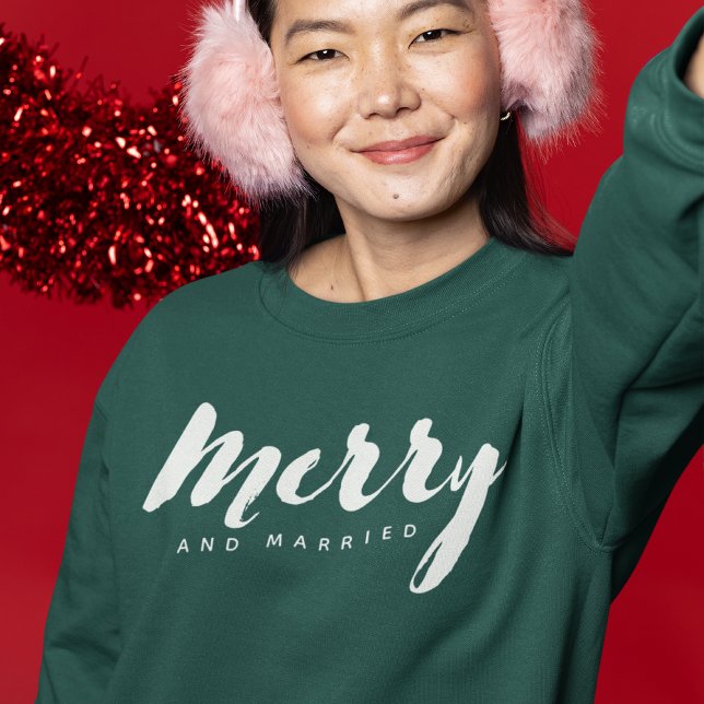 Modern Minimalist Merry and Married Script Custom Sweatshirt (Von Creator hochgeladen)