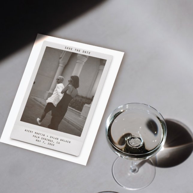 Modern Minimalist Polaroid Photo Save the Date (Von Creator hochgeladen)