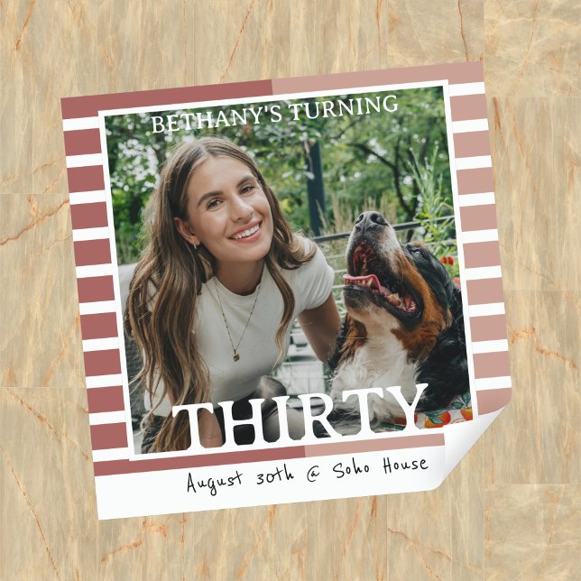 Modern Minimalist Striped 30th Birthday Photo Quadratischer Aufkleber (Celebrate the beginning of a new decade with this Modern Minimalist Striped 30th Birthday Sticker!)