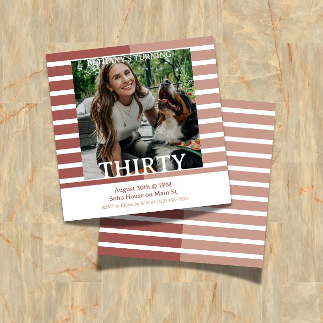 Modern Minimalist Striped 30th Birthday Square Einladung (Celebrate the beginning of a new decade with this Modern Minimalist Striped 30th Birthday Invite!)