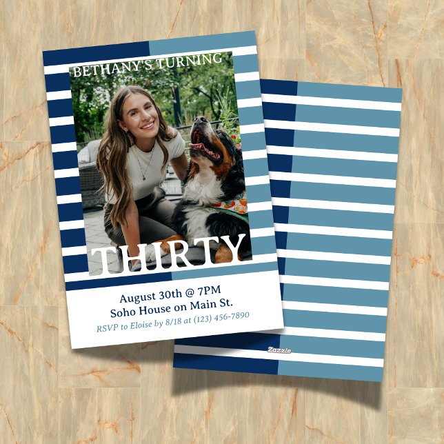 Modern Minimalist Striped Thirtieth Birthday Photo Einladung (Celebrate the beginning of a new decade with this Modern Minimalist Striped 30th Birthday Invite!)