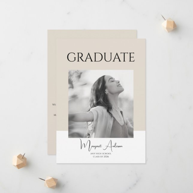 Modern Minimalist White and Brown Photo Graduation Ankündigung (Vorderseite/Rückseite Beispiel)