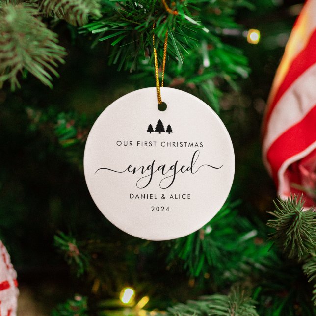 Modern Minimalistisch First Verlobt Christmas Keramik Ornament (Von Creator hochgeladen)