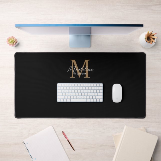 Modern Minimalistisches Script Black Gold Monogram Schreibtischunterlage (Büro 1)