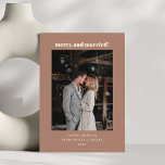 Modern Mocha Brown froh Verheiratetes Weihnachtsfe Feiertagskarte<br><div class="desc">Feiern Sie die Saison und Ihre Liebe mit dieser modernen mochafarbenen Urlaubskarte mit "Merry Verheiratet" in schicker Typografie neben Ihrem Lieblingsstipendium. Diese Karte ist perfekt für Paare und Jungvermählte geeignet und verbindet Wärme und Eleganz mit einem minimalistischen Design. Sie ist eine elegante Art, den Feiertagsszauber zu teilen. Die reiche Mocha-Kulisse...</div>