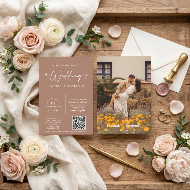 Modern Mocha Mousse Boho Arch QR Code Foto Einladung (Von Creator hochgeladen)