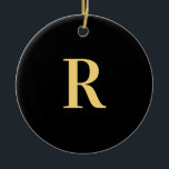 Modern Monogram Black Gold Keramik Ornament<br><div class="desc">Das ist ein modernes, personalisiertes Monogramm-Design. Dieses zeitgenössische Design ist in trendigem Schwarz und Gold gehalten, mit stilvoller Typografie. Es ist ideal für ein personalisiertes Geschenk oder Gastgeschenk, oder ideal als stilvolle neue Ergänzung zu Ihrer festlichen Wohngestaltung in dieser Feriensaison. Fügen Sie einfach Ihren Anfangsbuchstaben hinzu, indem Sie ihn in...</div>