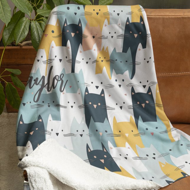 Modern Monogram Cat Pattern Blau Gelb Weiß Fleecedecke (Von Creator hochgeladen)