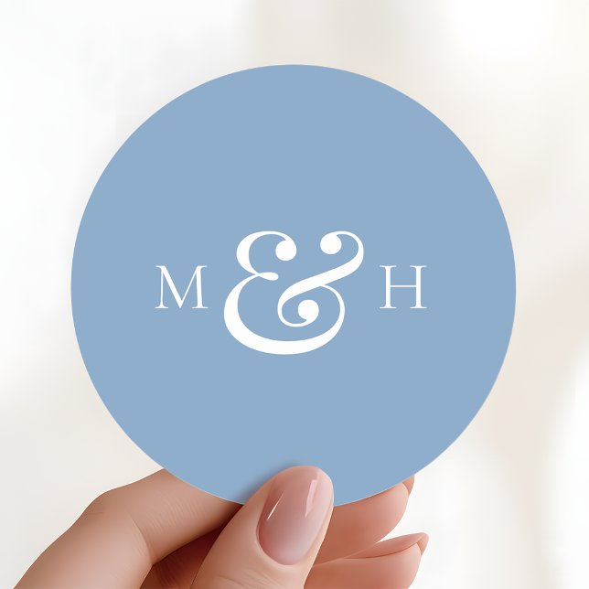 Modern Monogram Dusty Blue Wedding Favor Runder Aufkleber (Von Creator hochgeladen)