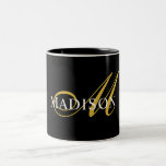 Modern Monogram Gold Schwarz-weißer Script Name Zweifarbige Tasse<br><div class="desc">Eine elegante, goldfarbene und weiße Monografie auf einer reichen schwarzen Tasse für eine stilvolle Tasse mit Ihrem Namen und Initial.</div>