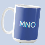 Modern Monogram Initial Drop Shadow Blue Kaffeetasse<br><div class="desc">Modernes,  minimalistisches Monogramm-Erstdesign,  das auf individuelle Wünsche umgestellt werden kann. Weiß auf tiefblauem Hintergrund mit türkisfarbenem 3D-Effekt senkt den Schatten.</div>