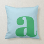 Modern Monogram Initial Letter Pastel Blue Green Kissen<br><div class="desc">Niedlich modernes Monogramm mit dem ersten Buchstaben Ihrer Wahl, in Pastellblau und Grün.</div>