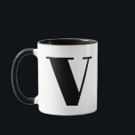 Modern Monogram Initial Letter V Black and White Tasse<br><div class="desc">Stilvoll modernes v Monogramm in Schwarz und Weiß. Wenn Ihr bevorzugter Brief auf dieser Tasse nicht funktioniert, lesen Sie bitte die Monogramm-Tasse für den gewünschten Brief oder kontaktieren Sie mich.</div>