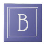 Modern Monogram Initial Periwinkle Blue Fliese<br><div class="desc">Modernes und stilvolles personalisiertes Monogramm ergänzt das schlichte und schlichte Design in trendigem Perwinkle Blau und Weiß. Tolle Geschenkidee! Einfach mit dem Design-Tool anpassen, um es zu Ihrem eigenen machen! Kontaktieren Sie mich unter beachpausedesigns@gmail.com wenn Sie Hilfe benötigen oder Fragen zu diesem oder einem unserer Designs haben. Weitere Designoptionen und...</div>