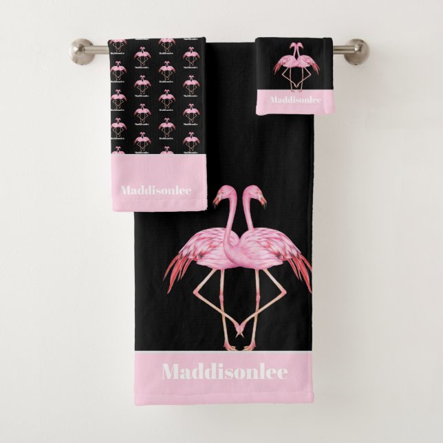 Modern Monogram Name Black Pink Flamingo Bath Towe Badhandtuch Set (Insitu)