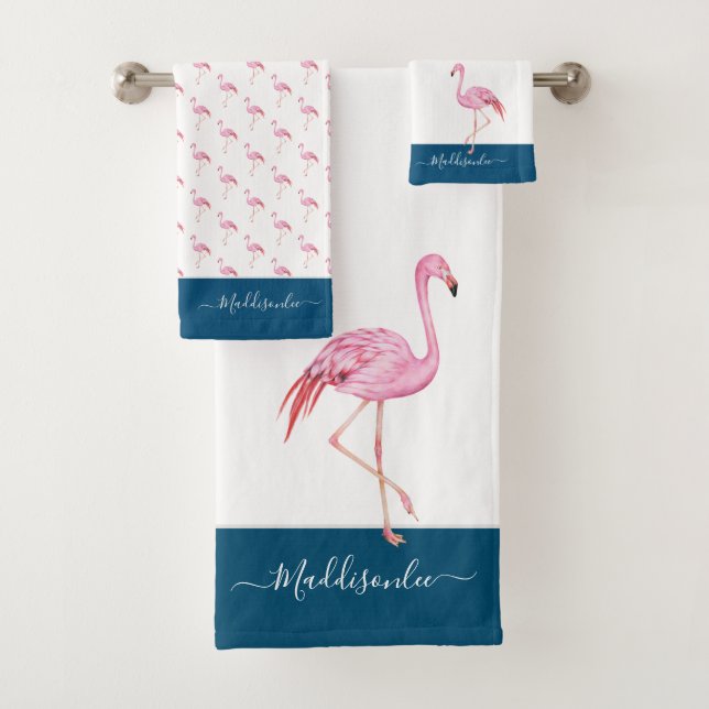 Modern Monogram Name Pink Flamingo Blue Badhandtuch Set (Insitu)