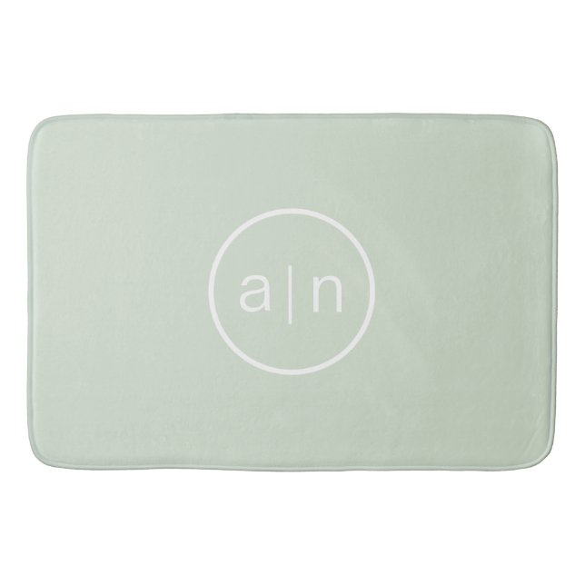 Modern Monogram Sage Green Badematte (Vorderseite)