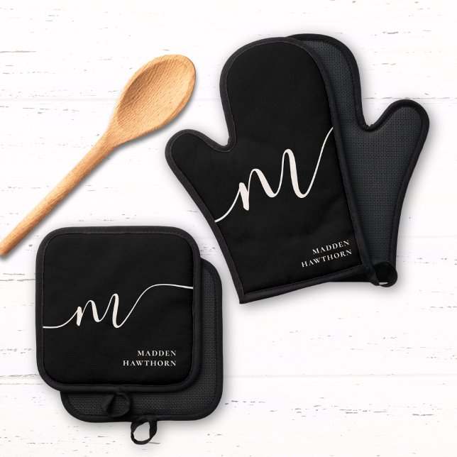 Modern Monogram Script Calligraphy Schwarz-weiß Ofenhandschuh & Topflappen-Set (Von Creator hochgeladen)